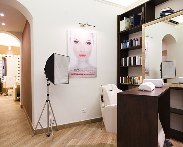 ZiZiAi Hair Make-up Nails Beuty Salon